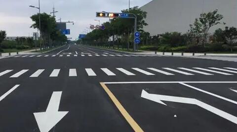 蘇州停車位劃線廠家解讀，道路交通標志牌通常布置在什么區(qū)域？